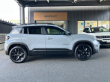 【ホイールアーチ】台形ホイールアーチはJeep伝統のデザインです。採用している理由は諸説ありますが、オフロードを走行する際にタイヤとボディが干渉しあわないよう配慮した作りにするためとなります。