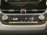 オートエアコンは温度を設定するだけで、自動で風量などを設定してくれます。運転しながら操作も必要ないので、安全性も向上します。