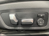 【メモリー機能付きパワーシート】運転手が代わってもボタン一つで設定ポジションに。常にご自身のドライブ設定が整います。
