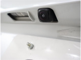 バックカメラが付いているので後方確認が非常にしやすいです。今や運転初心者も熟練者も必須装備!ついていて損はないですね♪