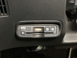 ハンドルの左下にETCがついています。高速道路の料金所の通過も楽々です。 カードの取り出しもしやすい場所についています。