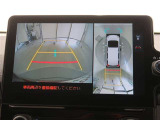 パノラミックビューモニター付きです。車両を上から見たような映像をディスプレイオーディオ画面に表示。運転席からの目視だけでは見にくい、車両周辺の状況をリアルタイムでしっかり確認できます。