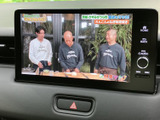 テレビ番組をモニターで視聴でき、停車中のひとときにも映像を楽しめます。大きく見やすい画面で番組内容を確認しやすく、操作ボタンも画面脇にまとまっています。