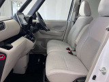 【ベンチシート】運転席と助手席の間にカバンを置いたり、肘掛けをおろしたり様々なシーンに合わせてお使いいただけます♪