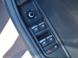 運転席ドアにパワーウィンドウとミラーの操作部をまとめています。