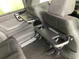 折りたたみ式のシートバックテーブルは限られた空間を有効活用。車内の家族時間をもっと快適に。休憩時のちょっとした小物置に使える、前席背面の格納式テーブルが付いています。
