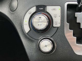 【エアコン】エアコンはオートエアコンとなっておりますので、あらかじめ好みの温度に設定しておけば自動的に風量を調節してくれます。自分でいちいち調節する手間が省けますね。