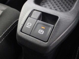 「HOLD」スイッチを押し、システムONの状態にしておくことで、渋滞や信号待ちなどでブレーキを踏んで停車した時にブレーキペダルから足を離してもブレーキを保持するので安心です。