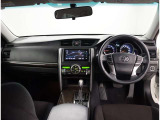デザインもよく、居心地のよい運転席ですね。分かりやすいスイッチ類ですから操作もしやすく運転をサポートします。ぜひご来店いただき、実際にお座りいただいてステアリングを握ってみてください!