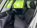 前席は落ち着いた色合いのシートで、運転席と助手席の間にもゆとりを感じる配置です。フロントまわりを見渡しやすく、乗る方それぞれがくつろぎやすい車内空間に仕上がっています。