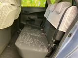 後席は複数人で座れるベンチタイプで、シートの柄が車内のアクセントになっています。足元や頭上にも空間が確保され、同乗者にも過ごしやすい雰囲気。家族での移動にも便利です。