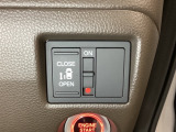 左側電動スライドドアは運転席からでも操作ができるように、ハンドル付近に開閉の操作スイッチが付いています。