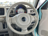 手になじみやすい円形のステアリングを中心に、メーターや周辺スイッチが見渡せる運転席です。明るい色合いでまとめられた空間で、運転に必要な視界も確保されています。