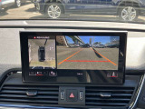 サラウンドビューカメラ装備 車両の4つのカメラから得た映像を合成し、上空から眺めているような映像をモニターに映し出します。車両周辺の歩行者や障害物などの発見に役立ちます。