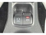 電動パーキングブレーキを搭載。スイッチ操作でパーキングブレーキを作動・解除することが可能です。