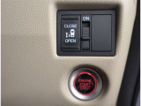 お車のキーはスマートキーです。キーを身につけた状態で車に近づき、ドアロックの解錠や施錠操作が出来ます。雨の日など両手がふさがっている時など、とっても便利ですね。