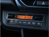 【オートエアコン】一度お好みの温度に設定すれば、車内の温度を検知し風量や温度を自動で調整。暑い&hellip;寒い&hellip;と何度もスイッチ操作をする必要はありません。快適な車内空間には必須の機能ですね。