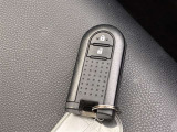 ドアの開閉時、両手が荷物で塞がっている時はキーレスでのカギの解除が大変ですよね。スマートキーはポケットやバッグに入れておけば、ノブに触れただけでロックの解除が可能です。とても便利な機能です。