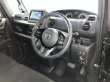 運転席周りのレイアウトをご覧ください。ナビゲーションが綺麗に装着されすっきり収まってますね!