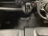 自社整備工場で点検整備をおこなってからお渡ししています。車検が残っている場合は『12ヶ月点検整備』を、車検整備付きの場合は『車検整備』をおこないます。整備費用は車両本体価格に含まれています。