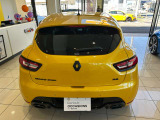 外観上はブラックでコーディネートされた「RENAULT SPORT」エンブレムやサイドプロテクションモールフィニッシャー、ディフューザーなどが特徴。