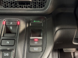 電子パーキングに加えてブレーキホールドシステムを装備しておりますので、信号待ちや踏み切り待ちでもブレーキを踏まずに停止できます!発進する際はアクセルを踏むだけですので渋滞時などはかなり楽ですね!