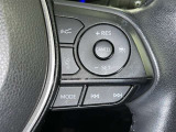 クルーズコントロール機能が付いています。 速度を設定するとアクセルを踏まなくても一定の速度で走ることができます。  高速道路ではとても便利な装置なんです。
