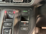 電子制御パーキングブレーキは信号待ちでも便利。いつもより運転がラクになるはずです。