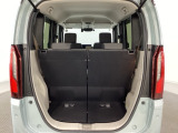 開口部も広く荷物の積み下ろしもしやすいお車となっております。シートの背もたれは5:5の割合で背もたれを可倒でき、前後のシートスライドもできるので荷室をひろげることができます。