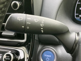 表示がレバー上にまとめられ、運転席から確認しやすい配置です。天候に応じた操作を手元で行えるため、雨の日なども視線を大きく移さず運転に集中できます。