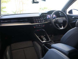 内装はシンプルに使い勝手を考え作られています。お車を運転する感覚をダイレクトに体感して頂けます。室内も広くロングドライブにも快適にお過ごしいただけます。