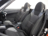 スポーツカーらしい、スポーティなシートです。各シートにはシートベルトガイドが備わっています。