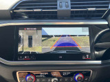 サラウンドビューカメラ装備 車両の4つのカメラから得た映像を合成し、上空から眺めているような映像をモニターに映し出します。車両周辺の歩行者や障害物などの発見に役立ちます。