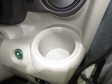運転席と助手席にはドリンクホルダーがあります。取りやすい位置にありますからドライブも楽しくなりますね!