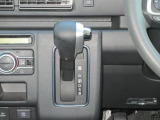 シフトレバー!無段変速CVTトランスミッションを搭載。滑らかで力強い走りを実現。
