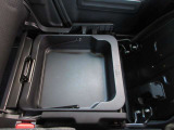 助手席下に引き出し式収納を装備。車内に備えておきたい小物や非常用品をすっきり収納でき、限られた室内空間を有効活用できる便利な装備です。