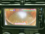 テレビ番組を画面で視聴できる装備です。停車中の休憩時間などに映像を楽しめ、画面には番組映像が表示されています。お出かけ先で待ち時間を過ごす際にも活用いただけます。