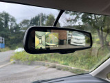 ルームミラー内のアラウンドビューモニター。真上から見たような映像で駐車も安心です