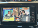 テレビ番組を画面で楽しめる装備です。停車中の待ち時間も映像を見ながら過ごせて、車内でのひとときを充実させます。画面表示が見やすく、手軽に番組をお楽しみいただけます。