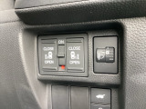 両側に電動スライドドアを採用しており、ボタン操作でスムーズに開閉が可能。狭い場所でも乗り降りしやすく、お子さま連れや荷物が多い時にも便利な装備です。