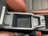 アームレストの中にもたっぷり収納!運転席周りをすっきり保てます!