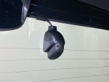 後方にもドライブレコーダーのカメラが付いています。前後両方でお車の周りを監視・記録いたします。