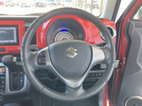 手元には複数のスイッチが備わり、運転姿勢を大きく変えずに各種操作へ移りやすい配置です。握りやすい形状で、日々の運転をサポートする使い勝手のよい装備です。
