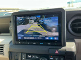 【バックカメラ】運転が苦手な方も車庫入れラクラクです!ギアをリバースに入れれば自動的に切り換わりますので、面倒な操作は不要です♪狭い駐車場もお車を傷つけず安心ですね!