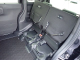 ◆チップアップ&ダイブダウン機構付【ULTR SEAT】は後席座面を左右分割で跳ね上げることができます。トランクで積載できない背の高い荷物をラクラク収納できます。ホンダ車ならではの人気装備です。