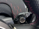 MINIの運転席操作部は、中央に構えるディスプレイが最大の特徴です。航空機を思わせるトグルスイッチなど、直感的で遊び心のあるメカニカルな操作感が、ゴーカートのような走りの高揚感を高めます。