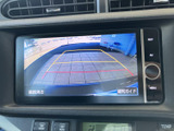 画面には後方の映像と進路の目安が表示され、駐車時の周囲確認をサポートします。車庫入れや狭い場所での切り返しにも活用でき、日々の駐車をより安心して行える装備です。