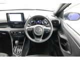 ☆シンプルながら機能性あふれる運転席周りです。 使いやすいスイッチ類の配置によりとても運転しやすいですよ。