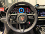ステアリングを握った瞬間から、スポーツカーを運転する気分を高めてくれるデザイン。ドライバーの目の前に広がる景色も911ならではです。