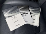 メンテナンスノート、取扱説明書です。 その車の整備記録が事細やかに記録されています。 車が生まれてから今までどのような道を歩んできたのか判るとても重要な物ですよ。